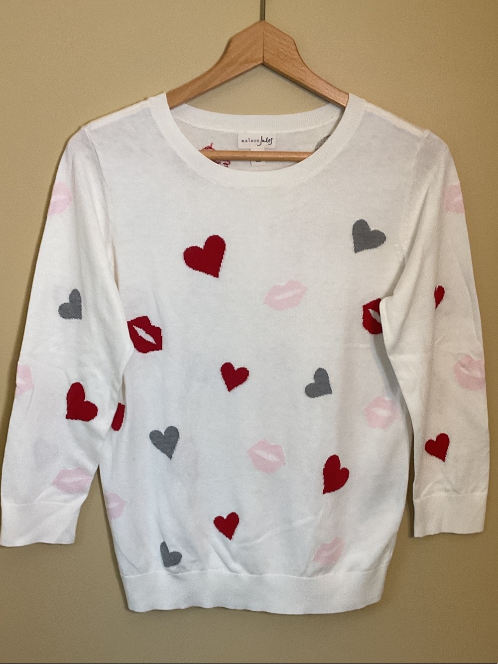 Maison Jules White Sweater with Red Hearts, Gray Hearts & Pink Kiss Prints Size